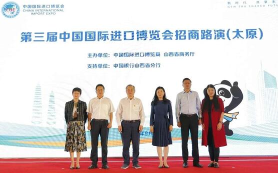 進(jìn)博會現(xiàn)場主要領(lǐng)導(dǎo)和嘉賓合影 進(jìn)博會現(xiàn)場主要領(lǐng)導(dǎo)和嘉賓合影