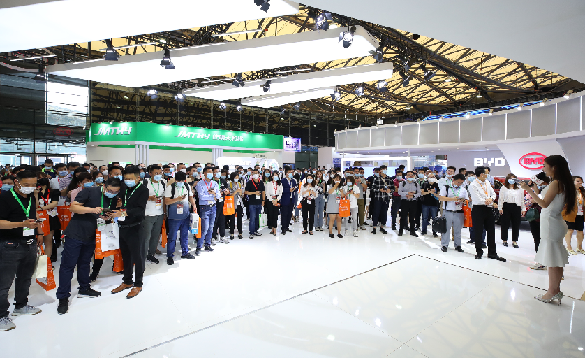 上海服裝展覽搭建公司分析 什么樣的職業裝才能吸引更多得觀眾！